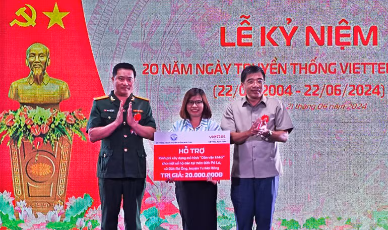 Sở Thông tin và Truyền thông và Viettel Kon Tum hỗ trợ kinh phí xây dựng mô hình "Dân vận khéo" tại xã Đăk Rơ Ông, huyện Tu Mơ Rông.