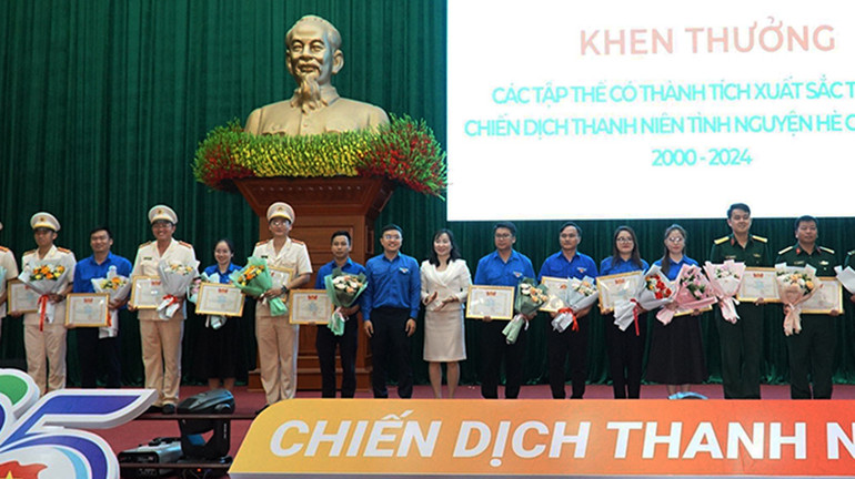 Khen thưởng các tập thể có thành tích xuất sắc trong Chiến dịch Thanh niên tình nguyện hè, giai đoạn 2000-2024