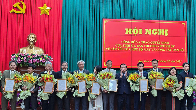 Trao Quyết định bổ nhiệm cho lãnh đạo Sở Nội vụ, Sở Xây dựng, Sở Khoa học và Công nghệ.