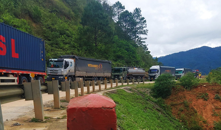 Các phương tiện bị tắc tại điểm sạt lở.