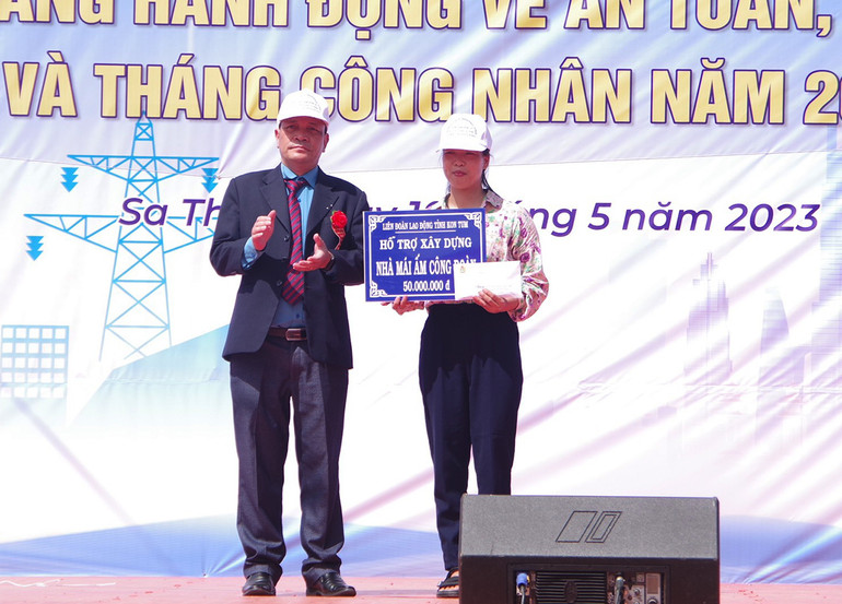 Trao quyết định hỗ trợ nhà “Mái ấm công đoàn”