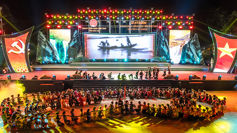 Nhiều tiết mục biểu diễn tại buổi lễ được dàn dựng công phu. Nhiều tiết mục biểu diễn tại buổi lễ được dàn dựng công phu.