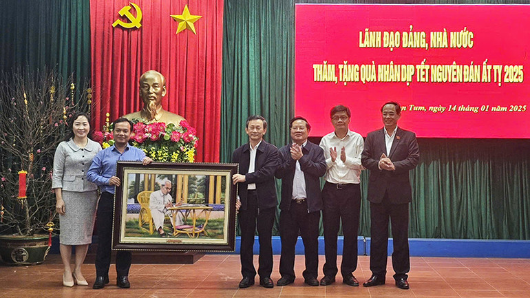 Phó Chủ tịch Quốc hội tặng tranh đá quý cho tỉnh Kon Tum.