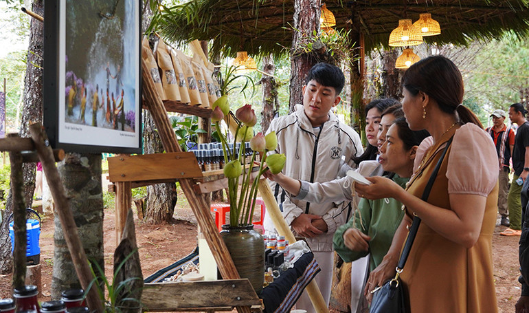 Du khách tìm hiểu, lựa chọn các sản phẩm đặc trưng của huyện Kon Plông Du khách tìm hiểu, lựa chọn các sản phẩm đặc trưng của huyện Kon Plông