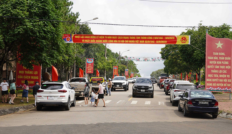 Lượng xe tấp nập của du khách đến với Măng Đen trong những ngày nghỉ Lễ Lượng xe tấp nập của du khách đến với Măng Đen trong những ngày nghỉ Lễ