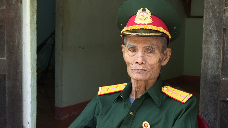 Ông Nguyễn Văn Thanh bùi ngùi khi nghĩ đến các đồng chí, đồng đội đã hi sinh. Ông Nguyễn Văn Thanh bùi ngùi khi nghĩ đến các đồng chí, đồng đội đã hi sinh.