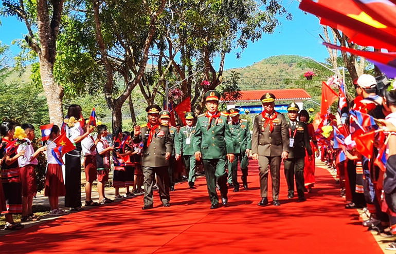 Bộ trưởng Quốc phòng ba nước thăm, tặng quà Trường Tiểu học Bế Văn Đàn, xã Pờ Y.