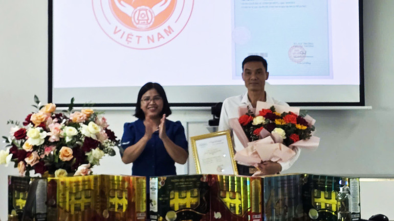 Trao Quyết định cấp quyền sử dụng nhãn hiệu chứng nhận Yến sào Kon Tum cho Công ty trách nhiệm hữu hạn Yến sào Kon Tum.