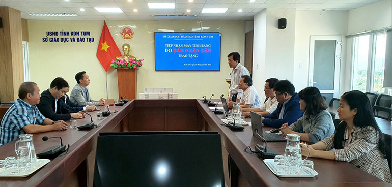 Quang cảnh buổi trao tặng máy tính bảng.