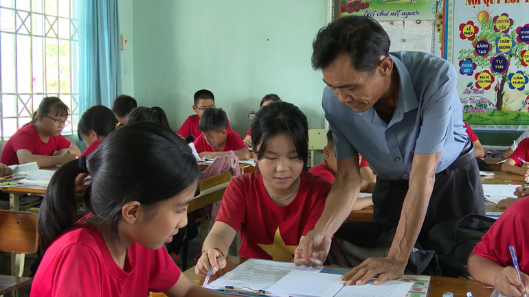 Thầy giáo Trịnh Văn Tài giảng dạy môn Lịch sử cho học sinh lớp 5B, Trường Tiểu học Lê Văn Tám.