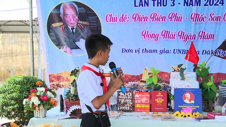 Học sinh thuyết trình không gian sách với chủ đề "Điện Biên Phủ - Mốc son chói lọi".