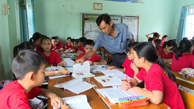 Học sinh Trường Tiểu học Lê Văn Tám, huyện Đăk Hà hứng thú với hoạt động tìm hiểu Chiến thắng Điện Biên Phủ.