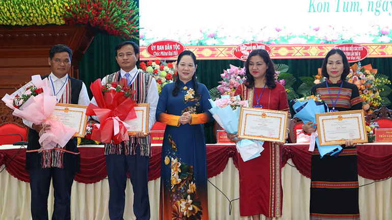 Tặng Bằng khen của Bộ trưởng, Chủ nhiệm Ủy ban Dân tộc cho các cá nhân.