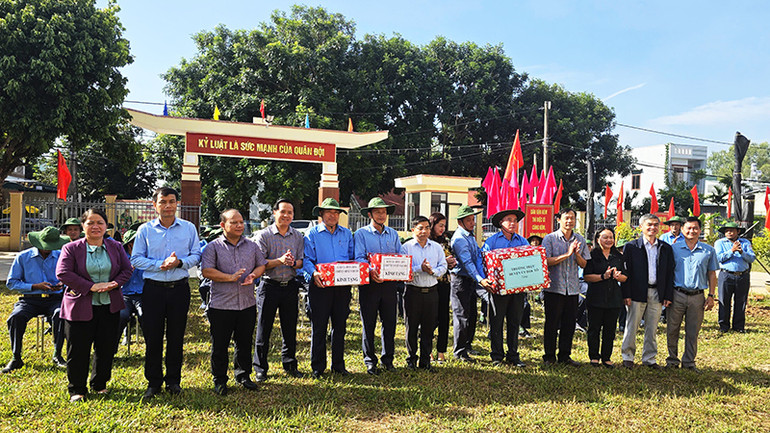 Các địa phương trên địa bàn tỉnh Kon Tum tặng quà cho đội K53 Các địa phương trên địa bàn tỉnh Kon Tum tặng quà cho đội K53