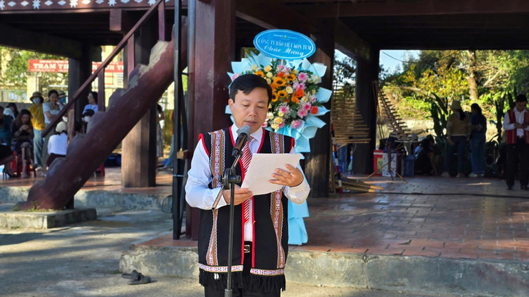 Nhà giáo ưu tú Thái Khắc Hòa phát biểu khai mạc liên hoan. Nhà giáo ưu tú Thái Khắc Hòa phát biểu khai mạc liên hoan.