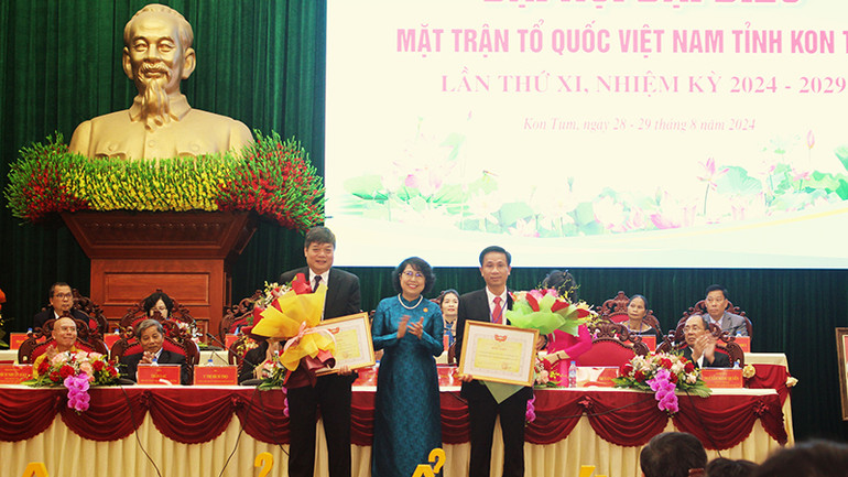 Tặng Bằng khen của Ủy ban Mặt trận Tổ quốc Việt Nam cho 1 tập thể và 1 cá nhân.