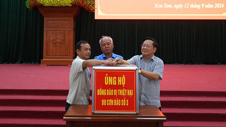 Thường trực Tỉnh ủy Kon Tum tham gia ủng hộ tại buổi lễ.