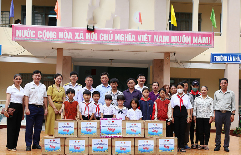 Tặng vở và dụng cụ học tập cho các em học sinh Trường Tiểu học-Trung học cơ sở Nguyễn Tất Thành, huyện Ia H'Drai