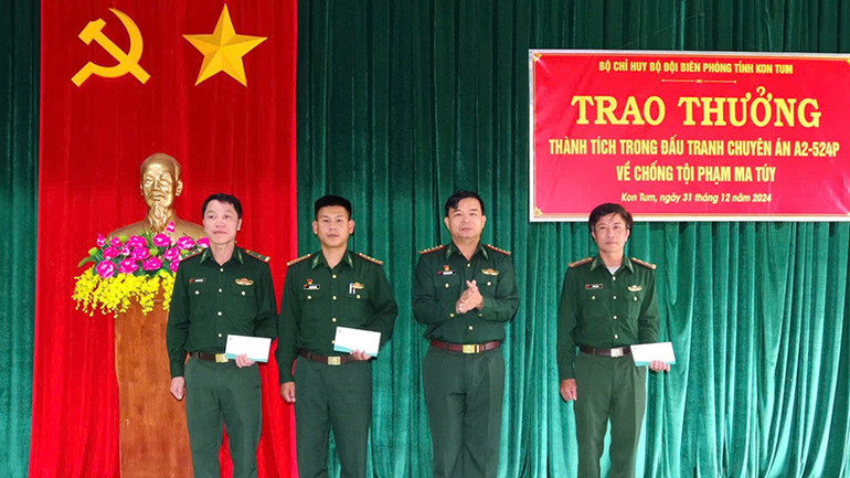 Khen thưởng cán bộ, chiến sĩ biên phòng tham gia bắt giữ đối tượng vận chuyển ma túy.