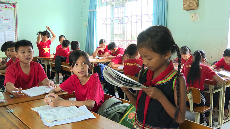 Em Y Duyên B, học sinh Trường Tiểu học Lê Văn Tám thích thú với kiến thức về chiến dịch Điện Biên Phủ.