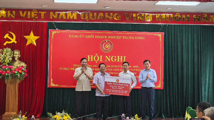 Tặng 100 căn nhà tình nghĩa cho tỉnh Kon Tum.