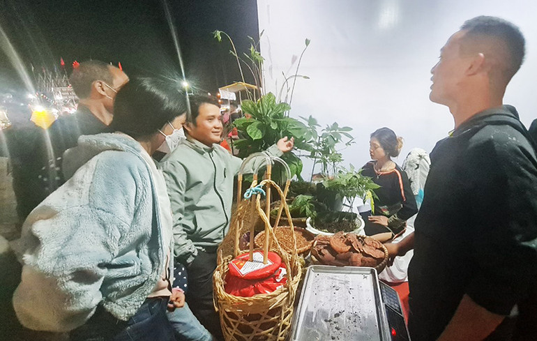 Gian hàng sâm Ngọc Linh của xã Xốp, huyện Đăk Glei thu hút đông đảo người dân tham quan, tìm hiểu và mua sắm.