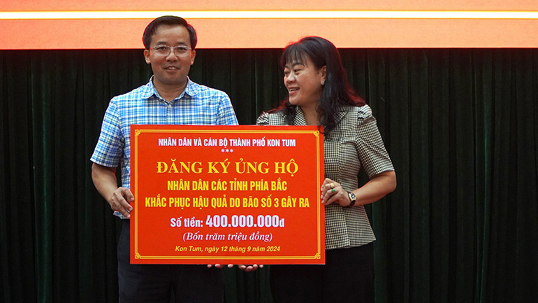 Nhân dân và cán bộ thành phố Kon Tum ủng hộ 400 triệu đồng.