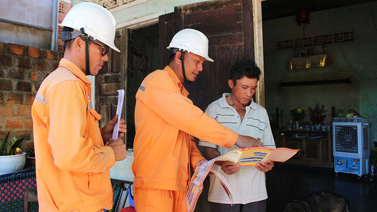 PC Kon Tum tuyên truyền đến người dân nâng cao tinh thần cảnh giác.