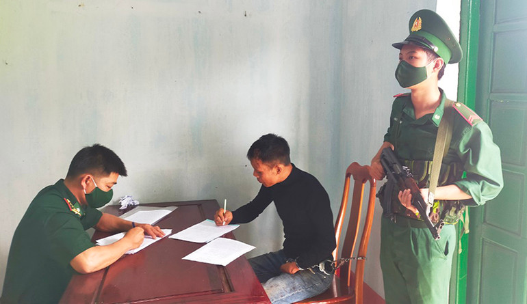 Lực lượng chức năng lấy lời khai của đối tượng Vương Văn Đức.