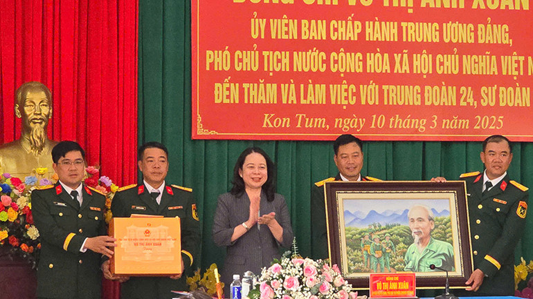 Tặng quà cho cán bộ, chiến sĩ Trung đoàn 24.