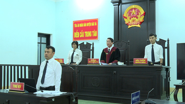 Hội đồng xét xử tuyên án.