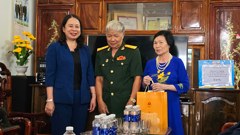 Quyền Chủ tịch nước tặng quà cho cựu chiến binh Trần Đình Thị