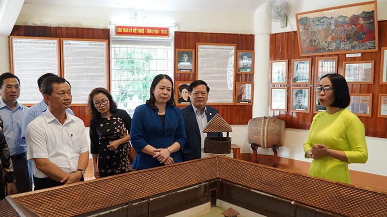 Quyền Chủ tịch nước tham quan Nhà trưng bày Khu di tích lịch sử quốc gia Ngục Kon Tum