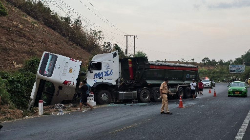 Lực lượng chức năng đang xử lý vụ tai nạn Lực lượng chức năng đang xử lý vụ tai nạn