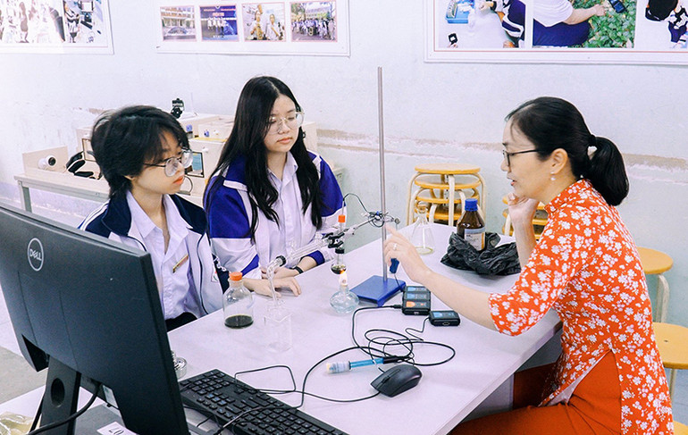 Một tiết thực hành môn Hóa tại trường. Một tiết thực hành môn Hóa tại trường.