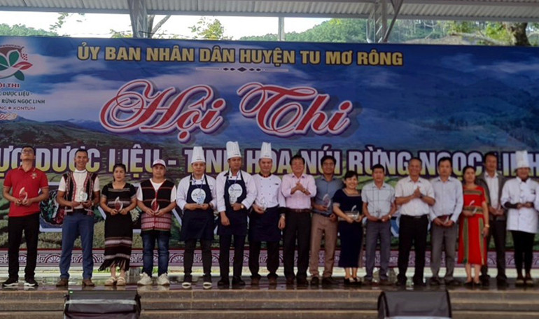 Trao Kỷ niệm chương cho các đội thi. Trao Kỷ niệm chương cho các đội thi.