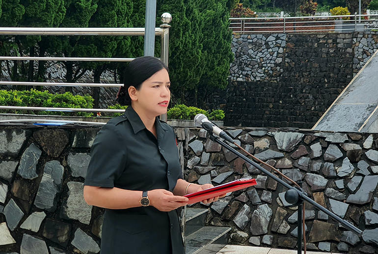 Đồng chí Y Ngọc, Ủy viên Ban Thường vụ Tỉnh ủy, Phó Chủ tịch Ủy ban nhân dân tỉnh, Trưởng Ban Chỉ đạo 515 tỉnh Kon Tum đọc điếu văn tại buổi lễ.