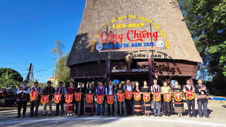 Tặng cờ lưu niệm cho các đơn vị tham gia. Tặng cờ lưu niệm cho các đơn vị tham gia.