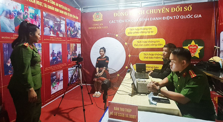 Hỗ trợ người dân thực hiện đăng ký và kích hoạt tài khoản định danh điện tử tại Chợ phiên góp phần tăng chỉ tiêu về chuyển đổi số trên địa bàn huyện Đăk Glei.