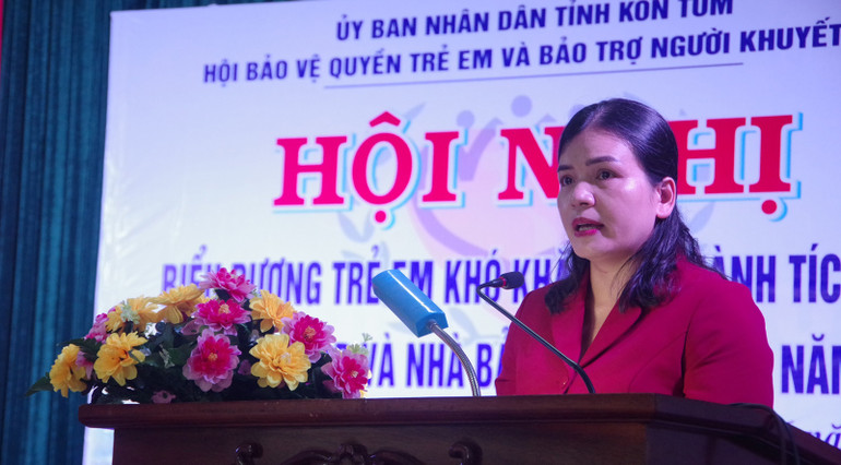 Phó Chủ tịch Ủy ban nhân dân tỉnh Kon Tum Y Ngọc phát biểu tại Hội nghị.