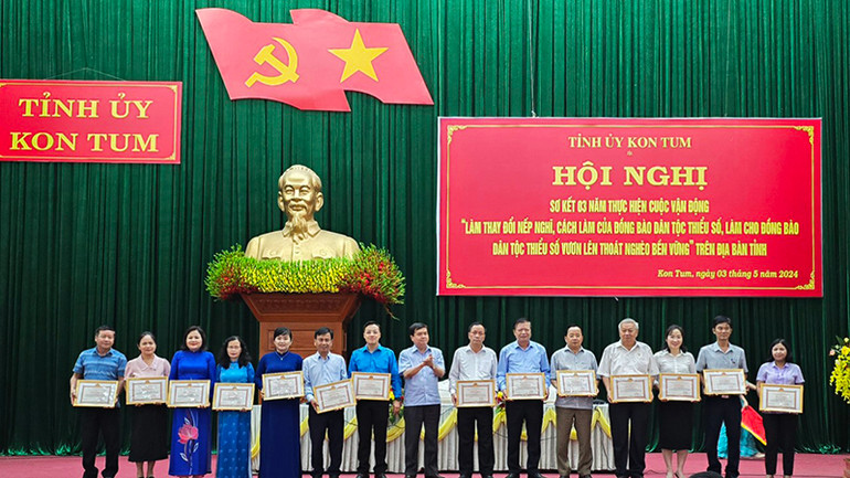 Tặng bằng khen cho các cá nhân có thành tích xuất sắc trong Cuộc vận động.