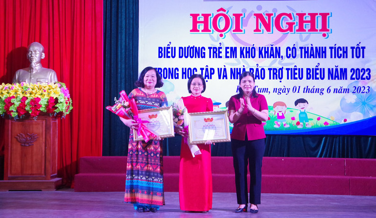 Tặng bằng khen cho nhà bảo trợ tiêu biểu.