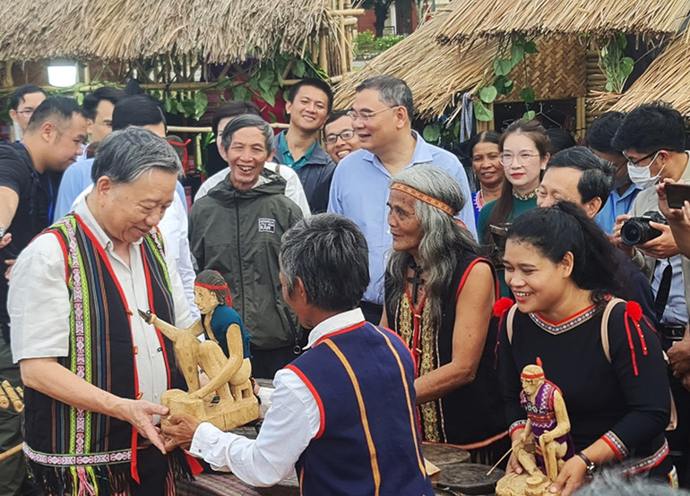 Nghệ nhân tạc tượng gỗ dân gian A Yuk tặng Đại tướng Tô Lâm các bức tượng gỗ do mình làm ra