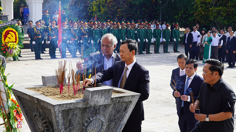 Thường trực Tỉnh ủy Kon Tum dâng hương tại buổi lễ.