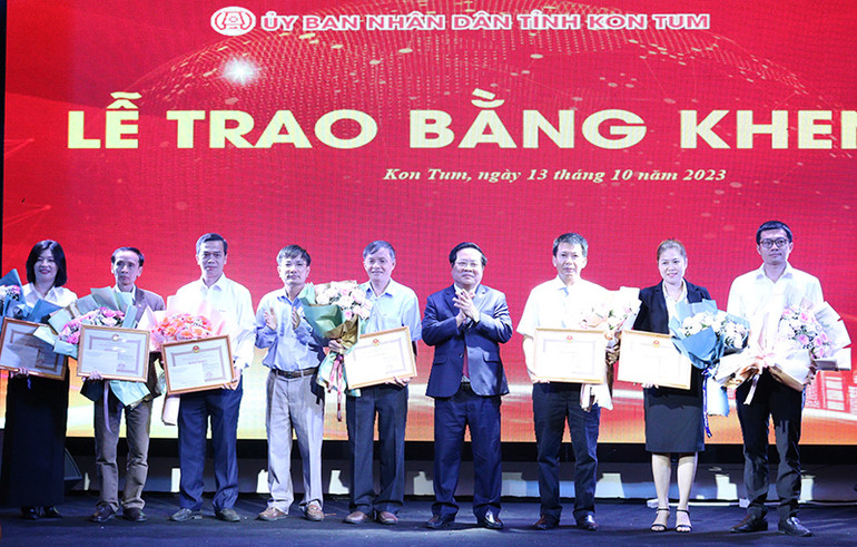 Trao bằng khen cho các tập thể, cá nhân có thành tích tiêu biểu Trao bằng khen cho các tập thể, cá nhân có thành tích tiêu biểu