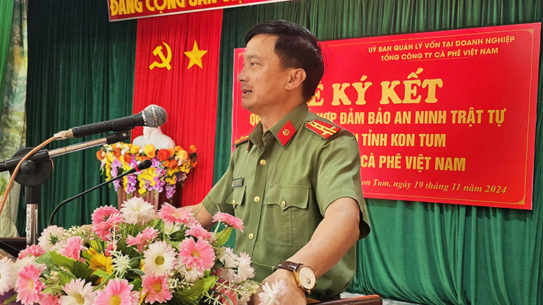 Đại tá Trịnh Khắc Cường, Phó Giám đốc Công an tỉnh Kon Tum phát biểu tại lễ ký kết.