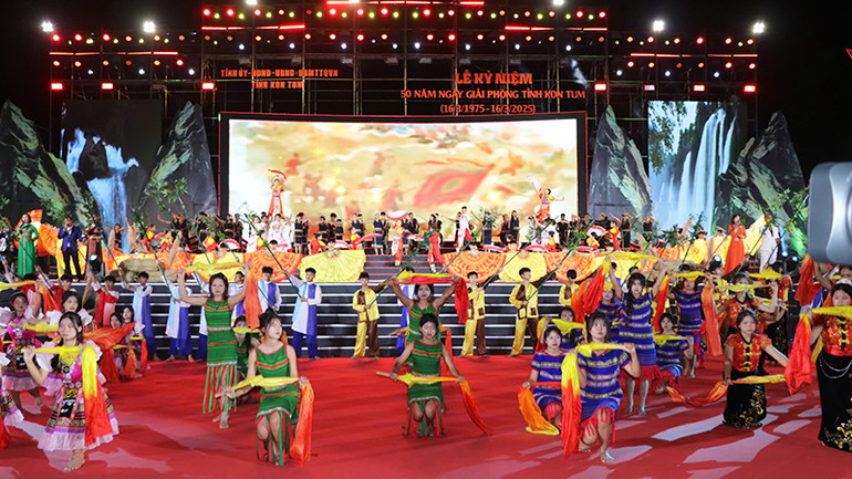 Một tiết mục biểu diễn tại buổi lễ. Một tiết mục biểu diễn tại buổi lễ.