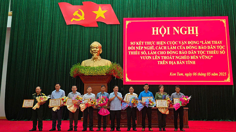 Tặng Bằng khen của Chủ tịch Ủy ban nhân dân tỉnh Kon Tum cho các tập thể có thành tích xuất sắc trong triển khai thực hiện Cuộc vận động năm 2024.