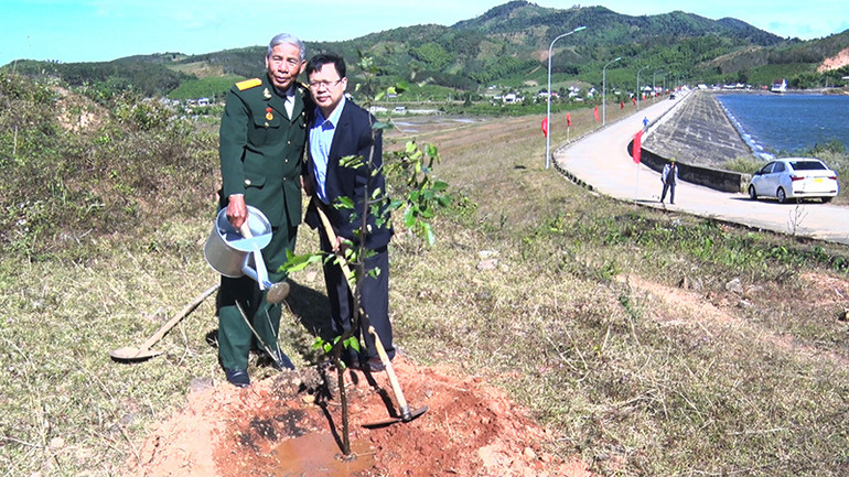 Lãnh đạo huyện Đăk Hà cùng nhân chứng lịch sử trồng cây lưu niệm Lãnh đạo huyện Đăk Hà cùng nhân chứng lịch sử trồng cây lưu niệm