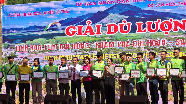 Trao chứng nhận cho các đơn vị tham dự.